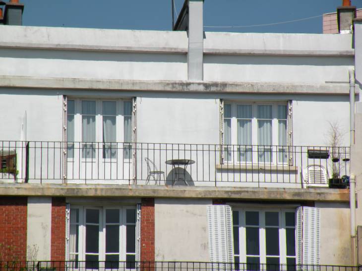  balcon avec table et chaise